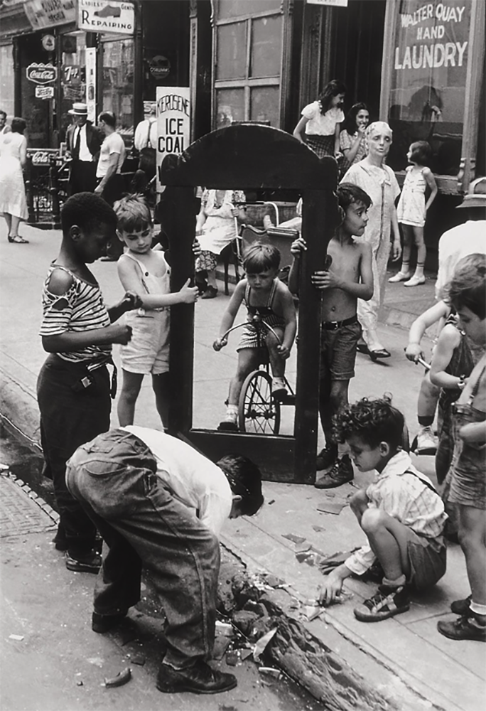 Helen Levitt - Children with Broken Mirror