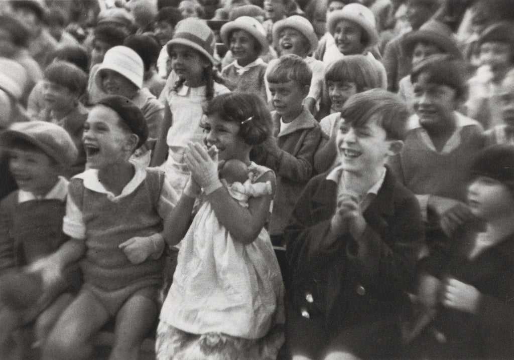 Luxembourg Gardens, Paris 1928 (an audience of children) - Andre Kertesz