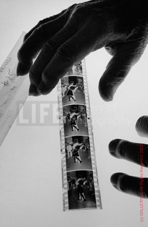 Eisenstaedt holding his VJ Day Negative by John Loengard
